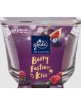 Glade Berry Festive Kiss vonná sviečka v skle 204g